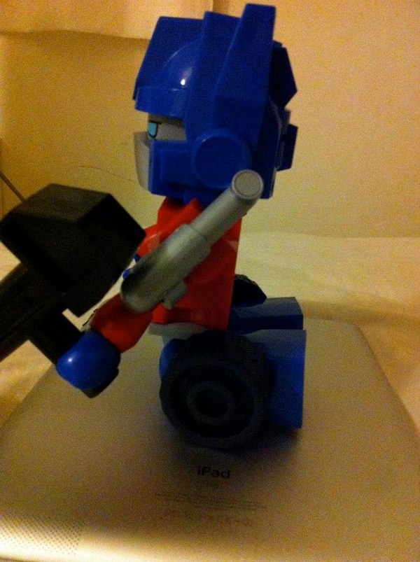 Transformes Kreon Giant Optimus Prime USB Hub Exclusive Images  (7 of 14)